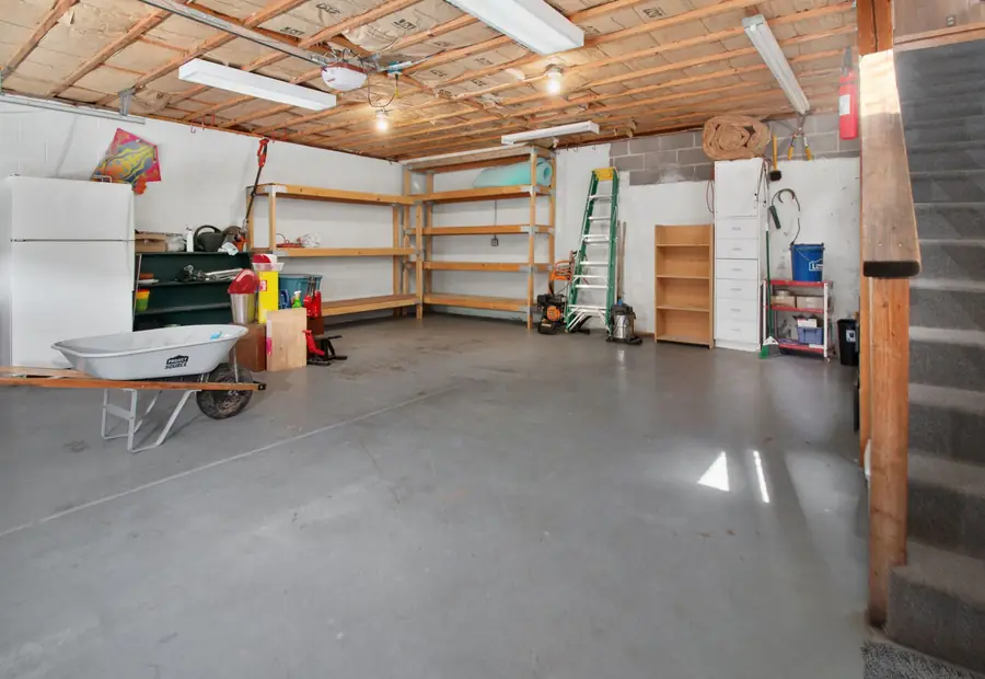 Helle Garage mit glänzend grau beschichtetem Boden