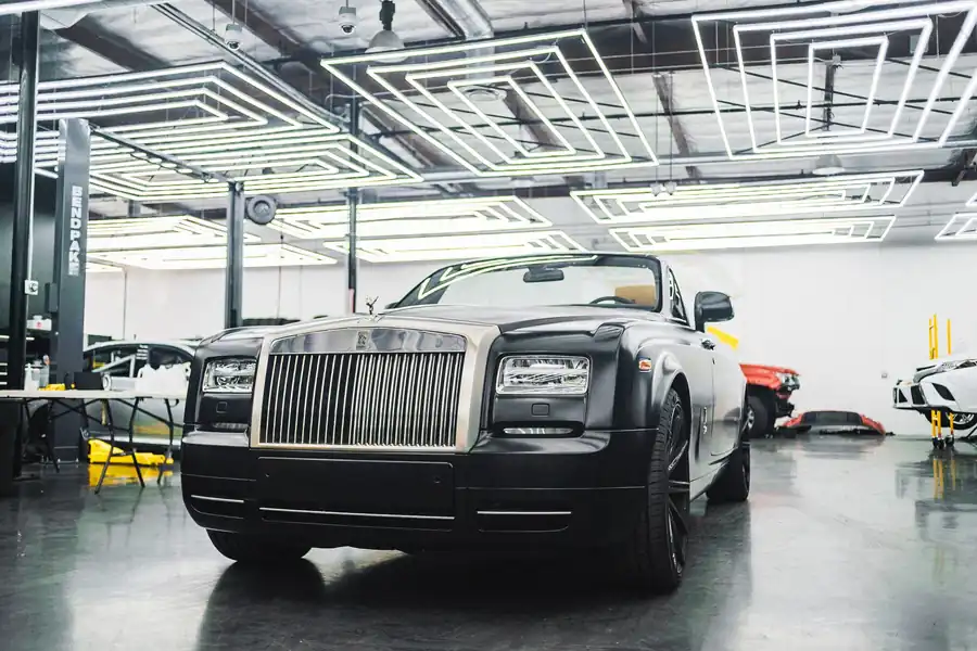 Garage mit glänzend beschichtetem Boden